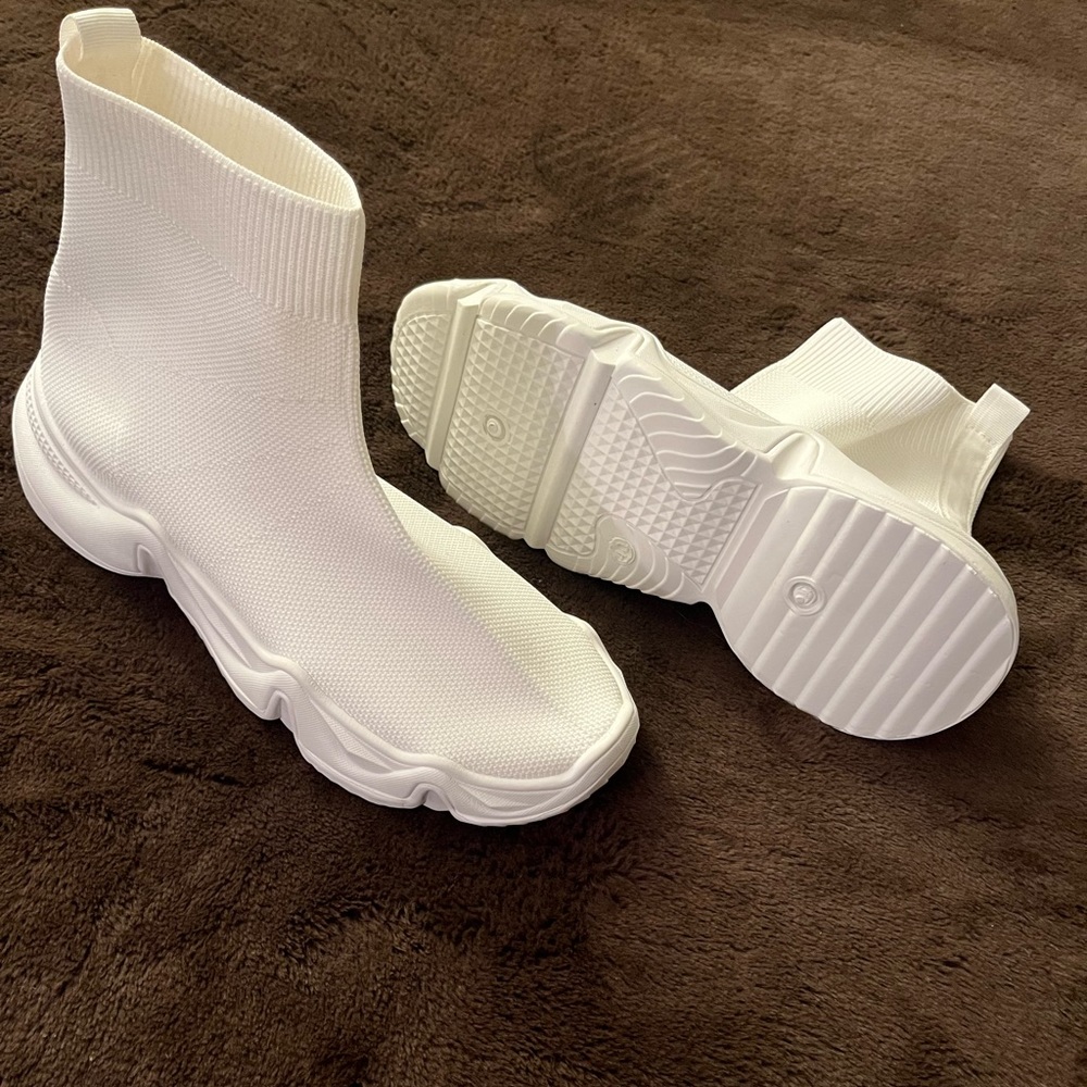 Women’s slip-on sock sneakers. Size 40 (9) Brand new in box